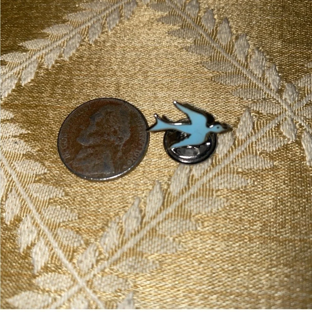 Lapel pin vintage dove of peace ￼‎